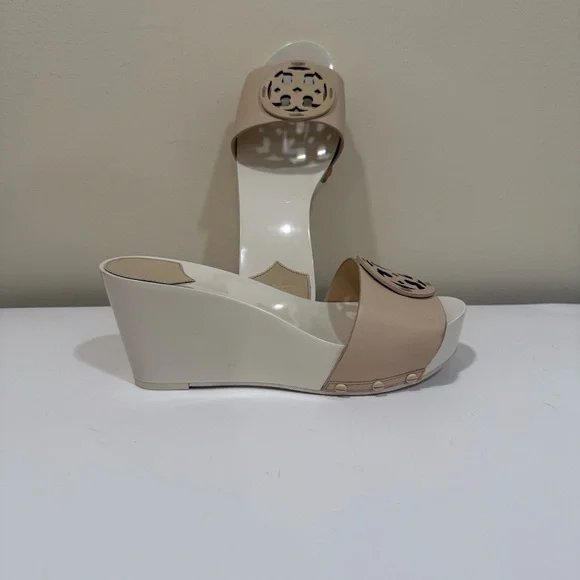 Tory Burch Cream and White 3-1/4” Wedge Sandals (sz 8.5) - Picture 2 of 8